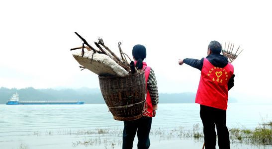 支书带我去巡河