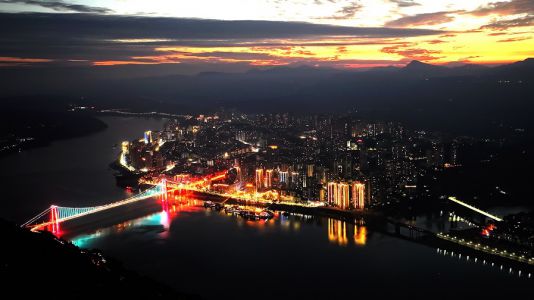 江城暮色