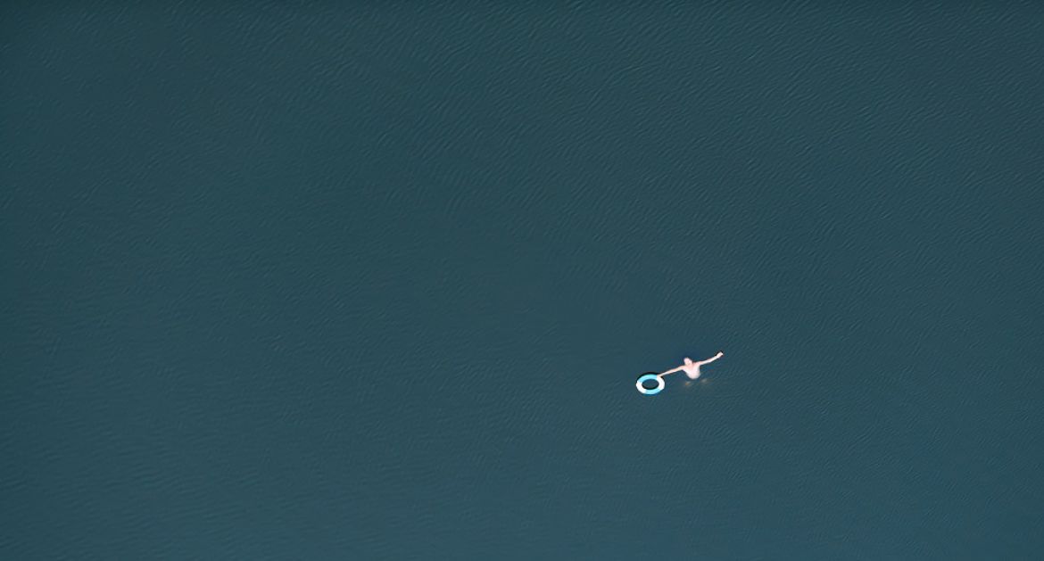 河中睡觉